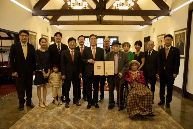 고려대(총장 김동원, 첫 줄 오른쪽에서 세 번째)가 6월 25일 오후 3시 30분 본관 프레지던트챔버홀에서 구용서 ㈜용현인더스트리 회장(첫 줄 오른쪽에서 두 번째)가족의 의학발전기금 5억 원 기부식을 가졌다. 구용서 회장 4대 가족과 고려대 관계자들이 기념 촬영을 하고 있다. ※사진=고려대 제공