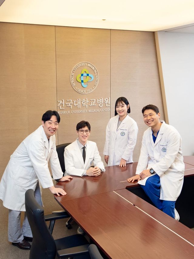 건국대병원 무릎쿠션을 살리는 반월연골판이식팀(왼쪽부터 홍원기 이식건 전문 간호사, 이동원 반월연골이식클리닉장, 이현지 PA 코디네이터, 조승익 재활팀장). (사진= 박순재 Studio Cube)