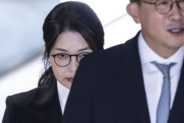 도이치모터스 주가조작 연루 의혹 등을 받는 김건희 여사가 지난해 8월 6일 서울 종로구 김건희 특검팀(특별검사 민중기) 사무실에서 피의자 신분으로 조사를 마친 뒤 밖으로 나서고 있다. (사진=뉴시스)