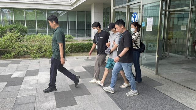 지난 3일 교제하던 여자친구를 살해한 혐의를 받는 왕모(25) 씨가 구속 전 피의자 심문을 마치고 서울동부지법 청사를 나오는 모습.(사진=강민혁 수습기자)