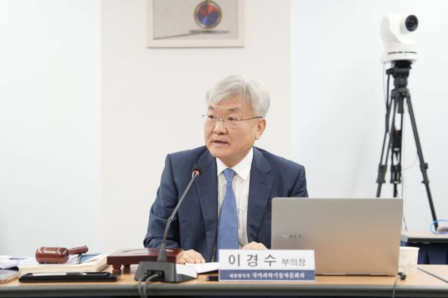 이경수 국가과학기술자문회의 부의장이 26일 오전 서울 종로구 KT광화문빌딩 국가과학기술자문회의 대회의실에서 '국가과학기술자문회의 제7회 심의회의' 를 주재하고 있다. 사진=국가과학기술자문회의