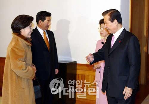 2003년 1월 3일 당시 김대중 대통령과 노무현 당선인이 청와대에서 열린 부부동반 만찬에 앞서 환담하는 모습(사진=연합뉴스)