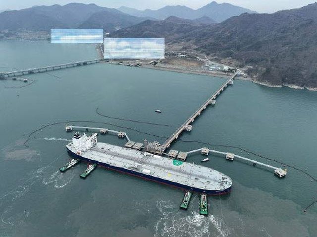 아랍에미리트(UAE) 아부다비 석유공사(ADNOC)의 국제공동비축용 원유 200만배럴을 실은 유조선이 지난 3월25일 한국석유공사 여수 석유비축기지에 입항해 원유를 입고 중이다. (사진=석유공사)