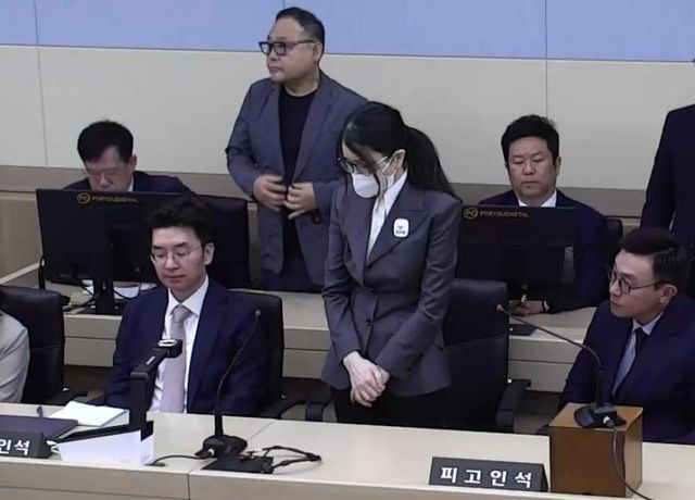 김건희씨가 26일 서초구 서울중앙지방법원에서 열린 특정범죄 가중처벌법상 알선수재 혐의 사건 1심 선고 공판에 출석하고 있다. (사진=서울중앙지법)