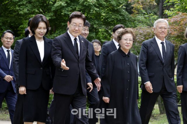 이재명 대통령 부부, 권양숙 여사, 문재인 전 대통령이 2026년 5월 23일 경남 김해 봉하마을에서 열린 고(故) 노무현 전 대통령 서거 17주기 추도식에 입장하고 있다.(사진=연합뉴스)