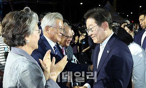 이재명 대통령과 문재인 전 대통령이 2025년 8월 15일 서울 광화문광장에서 열린 제21대 대통령 국민임명식 행사에서 인사하고 있다.(사진=연합뉴스)