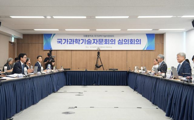 배경훈 부총리 겸 과학기술정보통신부 장관이 26일 오전 서울 종로구 KT광화문빌딩 국가과학기술자문회의 대회의실에서 열린 '국가과학기술자문회의 제7회 심의회의' 에 참석해 발언을 하고 있다