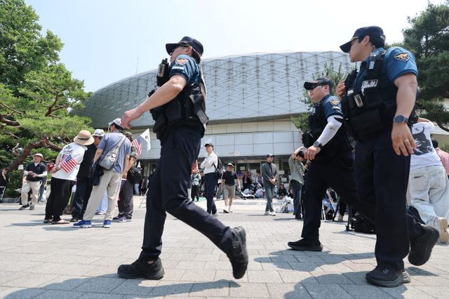 6·3지방선거 투표용지 부족 사태로 촉발된 잠실 개표소 봉쇄 시위가 12일째 이어진 16일 경찰들이 서울 송파구 올림픽공원 핸드볼경기장 앞에서 근무하고 있다. (사진= 연합뉴스)