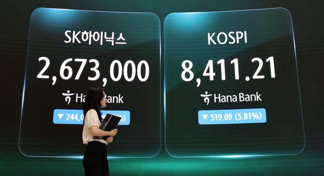 지난 26일 서울 중구 하나은행 딜링룸 현황판에 코스피 등이 표시되고 있다. (사진=연합뉴스)