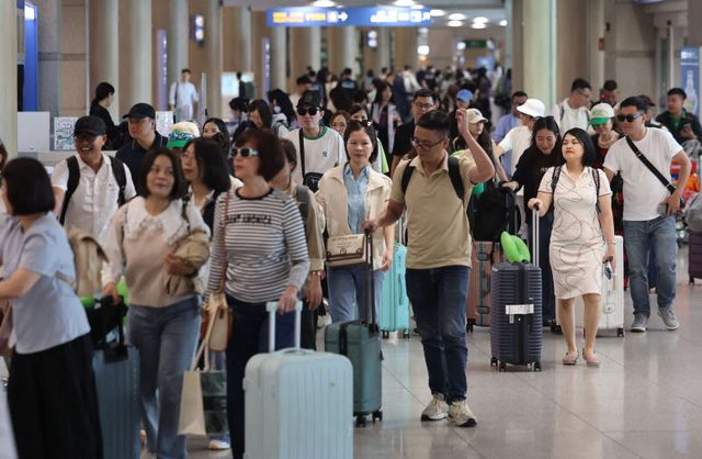 인천국제공항 제1여객터미널 입국장에서 외국인 관광객들이 입국하고 있다. (사진=뉴시스)