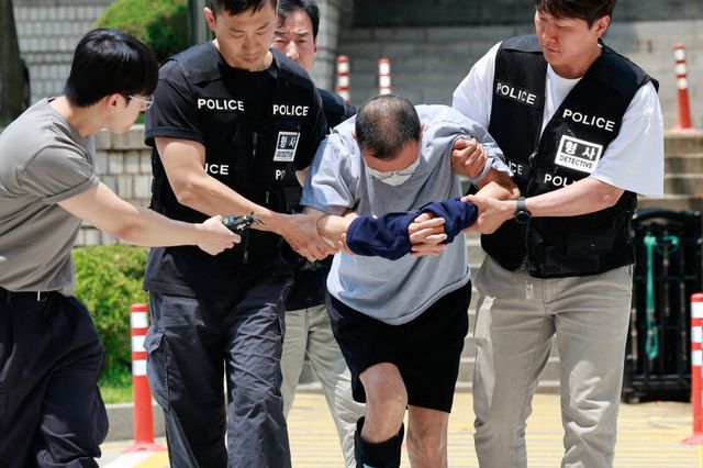 서울 종로구 일민미술관에서 흉기를 휘두른 혐의를 받는 70대 남성 A씨가 28일 오후 구속 전 피의자 심문(영장실질심사)을 위해 서울중앙지법에 출석하고 있다.(사진=뉴스1)
