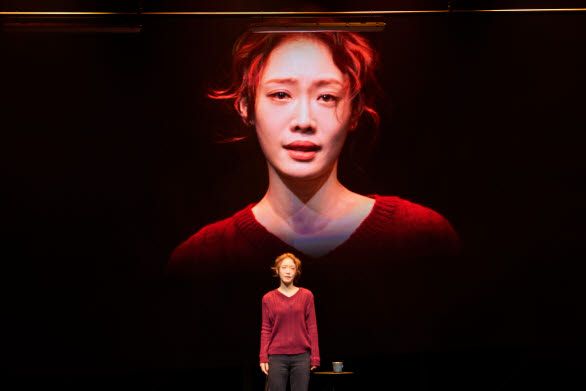 연극 ‘플리백’의 한 장면(사진=브러쉬씨어터).