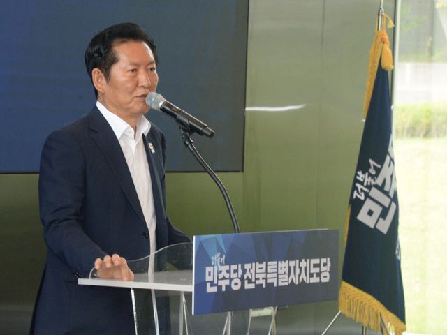 축사하는 정청래 전 더불어민주당 당대표(사진 = 연합뉴스)