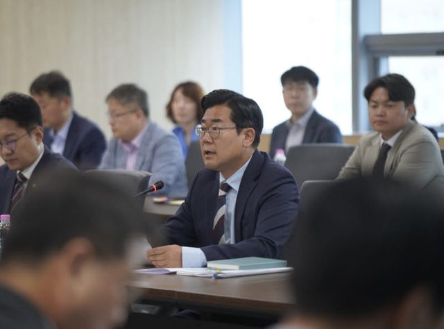 박찬대 인천시장 당선인이 17일 연수구 송도 G타워에서 인수위원회 업무보고를 받고 있다. (사진 = 인수위원회 제공)