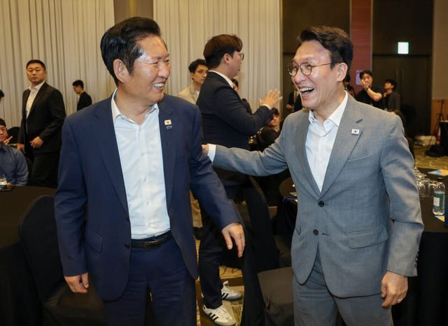 김민석 국무총리와 더불어민주당 정청래 전 대표가 28일 경기도 광주시 곤지암리조트에서 열린 민주당 청년 당선인 워크숍에 참석, 대화하고 있다.(사진 = 공동취재단)