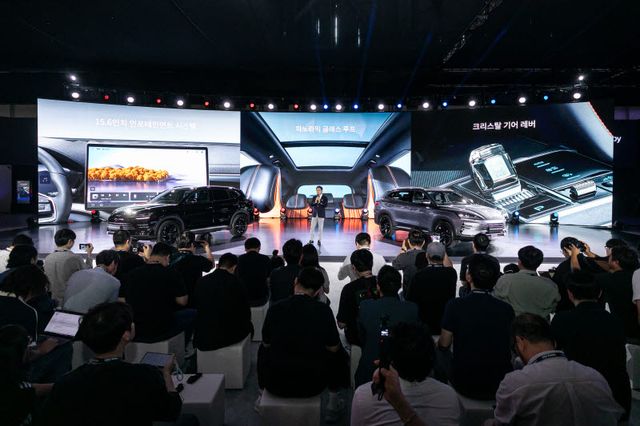 BYD 코리아가 26일 부산 벡스코에서 열린 ‘2026 부산모빌리티쇼’에서 신모델을 공개하고 있다. (사진=BYD코리아)