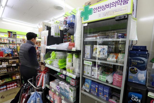 서울 종로구의 한 편의점에 안전상비의약품이 진열돼 있다.(사진=뉴시스)