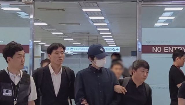 경북경찰청 직원들이 만화 불법 복제 웹사이트 '마나토끼' 운영자 A씨를 국내로 송환하고 있다. (사진=경북경찰청)