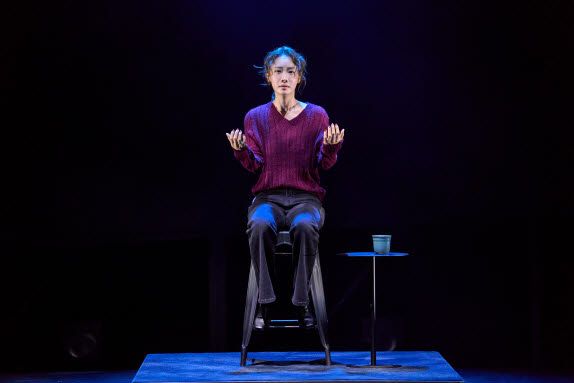 연극 ‘플리백’의 한 장면(사진=브러쉬씨어터).