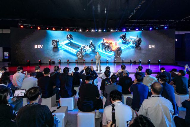 BYD 코리아가 26일 부산 벡스코에서 열린 ‘2026 부산모빌리티쇼’에서 경영 전략을 발표하고 있다. (사진=BYD코리아)