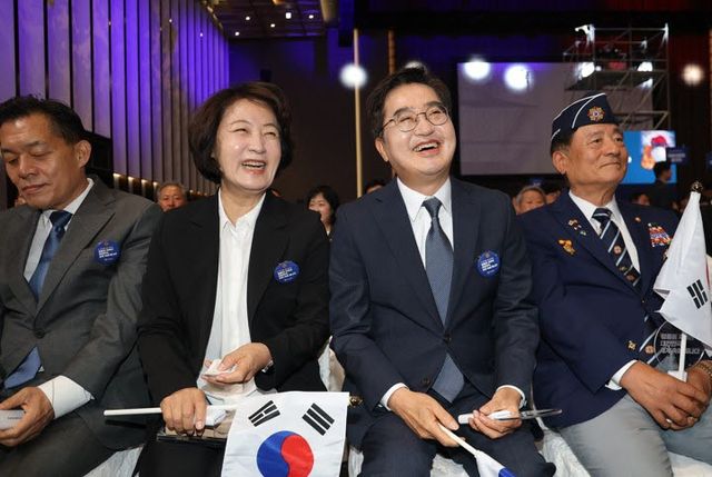 지난 25일 수원컨벤션센터에서 열린 6.25 기념행사에서 자리를 나란히 한 김동연 경기지사와 추미애 당선인.(사진=연합뉴스)