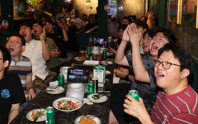 2026 북중미 월드컵 조별리그 A조 대한민국과 멕시코의 경기가 열린 19일 서울 중구 BBQ치킨 을지로입구점에서 시민들이 스크린으로 중계방송을 지켜보며 응원하고 있다.(사진=뉴시스).
