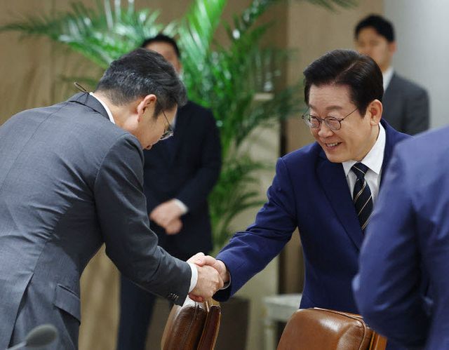 이재명 대통령이 지난해 11월 16일 용산 대통령실에서 열린 한미 관세협상 후속 민관 합동회의에서 이재용 삼성전자 회장과 인사하고 있다. (사진=연합뉴스)