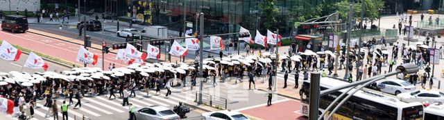 카카오 노동조합이 지난 10일 경기 성남시 카카오판교아지트 앞에서 유페이스 광장으로 행진을 하고 있다. 카카오 노동조합의 부분 파업은 창사 이래 처음이었다. (사진=방인권 기자)
