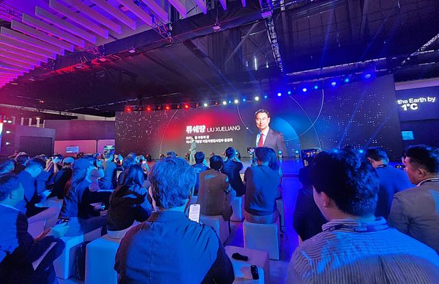 류쉐량 BYD 그룹 부총재가 지난 26일 부산 벡스코에서 열린 '2026 부산모빌리티쇼'에서 경영 전략을 발표하고 있다. (사진=이데일리 이배운 기자)
