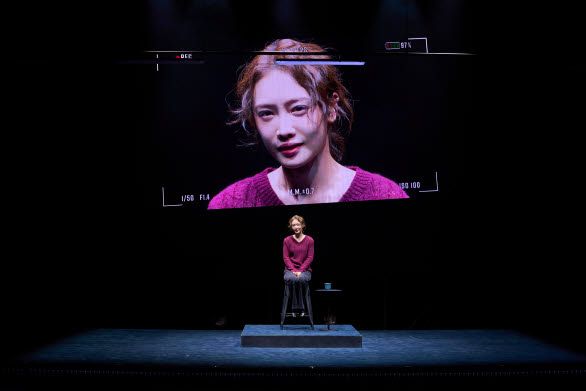 연극 ‘플리백’의 한 장면(사진=브러쉬씨어터).