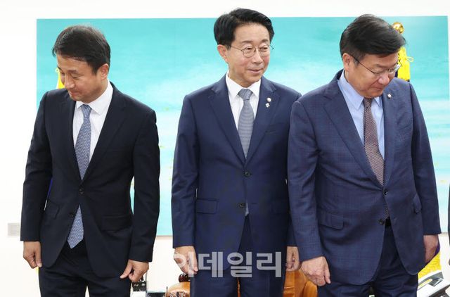 [이데일리 노진환 기자] 조정식(가운데) 국회의장 주재로 22일 오후 서울 여의도 국회 의장 집무실에서 한병도(왼쪽) 더불어민주당 원내대표와 정점식 국민의힘 원내대표가 회동, 기념촬영 후 자리에 앉고 있다.