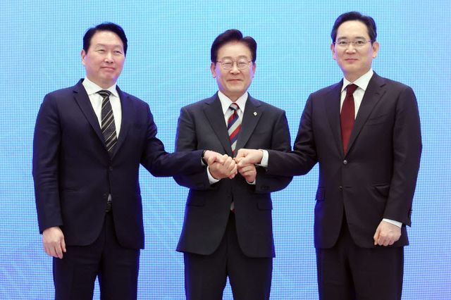 이재명 대통령과 이재용 삼성전자 회장, 최태원 SK그룹 회장이 29일 청와대에서 열린 3대 메가프로젝트 국민보고회에서 기업 투자계획 발표 후 손을 잡고 있다. (사진=연합뉴스)
