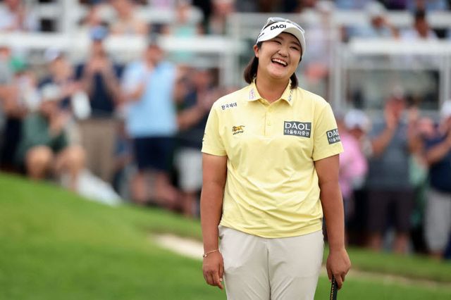 유해란이 우승을 확정하는 퍼트를 넣은 뒤 환하게 웃고 있따. (사진=AFPBBNews)