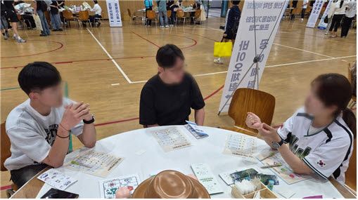 박람회 프로그램에 참여 중인 청소년들의 모습.(사진=국립청소년바이오생명센터)