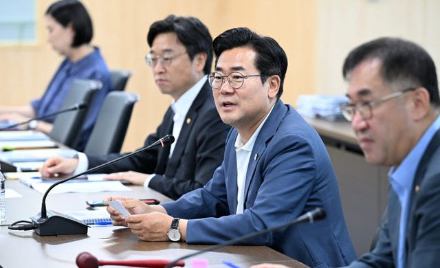 박찬대(왼쪽서 3번째) 인천시장 당선인이 28일 인천 송도 G타워에서 인수위원회 전체 회의에 참석해 발언하고 있다. (사진 = 인수위원회 제공)