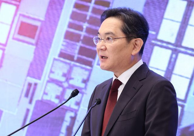 이재용 삼성전자 회장이 29일 청와대에서 이재명 대통령 주재로 열린 3대 메가프로젝트 국민보고회에서 투자계획을 발표하고 있다. (사진=연합뉴스)