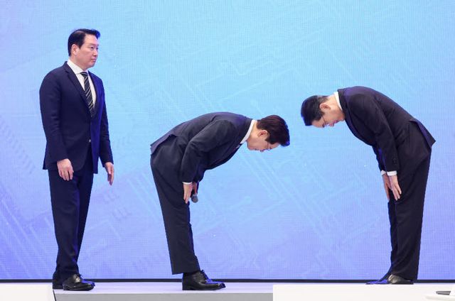 이재명 대통령이 29일 청와대에서 열린 3대 메가프로젝트 국민보고회에서 기업 투자계획 발표 후 이재용 삼성전자 회장에게 인사하고 있다. 왼쪽은 최태원 SK그룹 회장. (사진=연합뉴스)