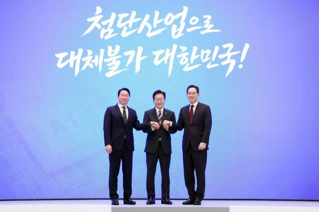 이재명 대통령과 이재용 삼성전자 회장, 최태원 SK그룹 회장이 29일 청와대에서 열린 3대 메가프로젝트 국민보고회에서 기업 투자계획 발표 후 기념촬영을 하고 있다. (사진=연합뉴스)