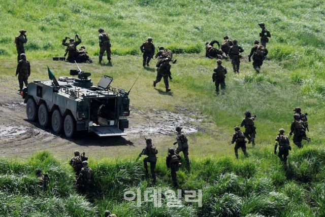 일본 육상 자위대와 미 해병대가 일본 오이타현 유후인에서 연례 합동훈련인 레졸루트 드래곤을 28일(현지시간) 실시하고 있다. [로이터=연합뉴스 제공]