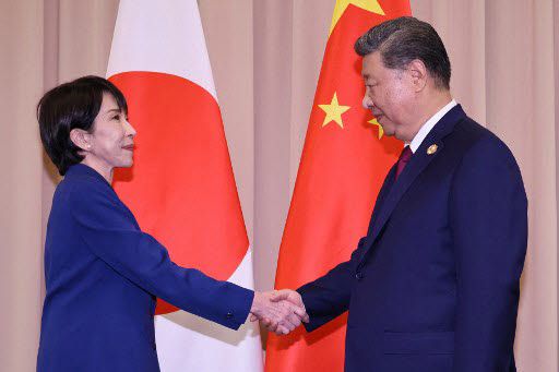 지난해 10월31일 한국에서 열린 아시아태평양경제협력체(APEC) 정상회의를 계기로 개최된 한·중 정상회담에 앞서 다카이치 사나에 일본 총리(왼쪽)와 시진핑 중국 국가주석이 악수하고 있다.(사진= AFP)