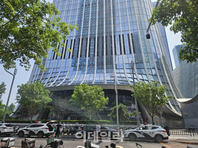 29일 중국 베이징 시틱타워 주변에 공안 차량들이 배치돼있다. (사진=이데일리 이명철 특파원)