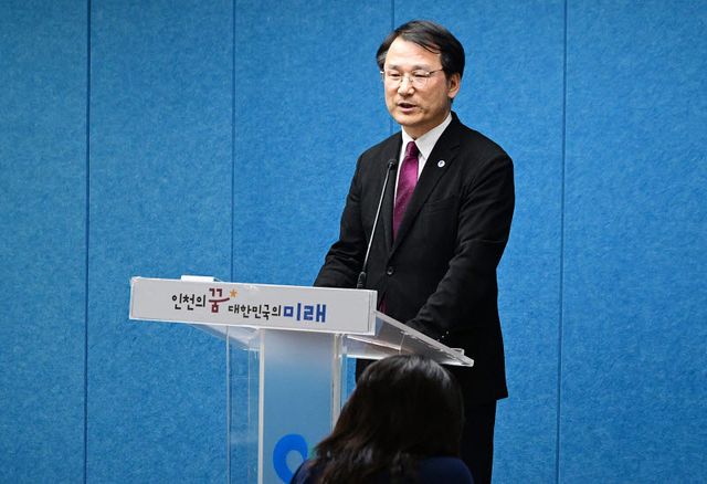 신재경 인천시 글로벌도시정무부시장이 29일 시청 브리핑룸에서 기자회견을 하고 있다. (사진 = 인천시 제공)