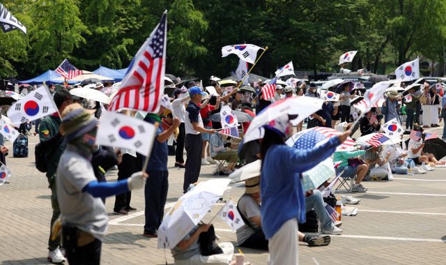 투표용지 부족 사태에 항의하는 개표소 봉쇄 시위가 24일째 이어지고 있는 28일 오후 서울 송파구 올림픽공원 핸드볼경기장 앞에서 참가자들이 태극기와 성조기를 흔들며 