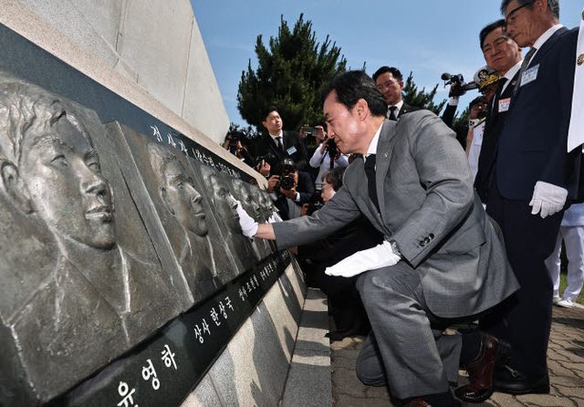 안규백 국방부 장관이 29일 경기 평택 해군 2함대사령부에서 열린 ‘제2연평해전 승전 24주년 기념행사’에서 전사자 조각상을 어루만지고 있다. (사진=뉴스1)