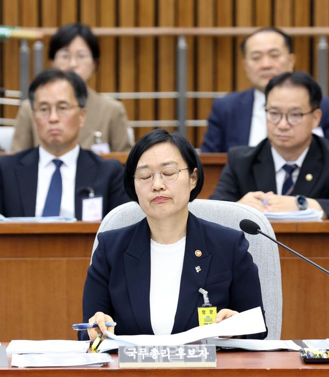 [이데일리 노진환 기자] 한성숙 국무총리 후보자가 25일 오전 서울 여의도 국회에서 열린 국무총리(한성숙) 임명동의에 관한 인사청문 특별위원회 전체회의 출석, 의원들의 자료제출 요구 발언에 눈을 감고 있다.