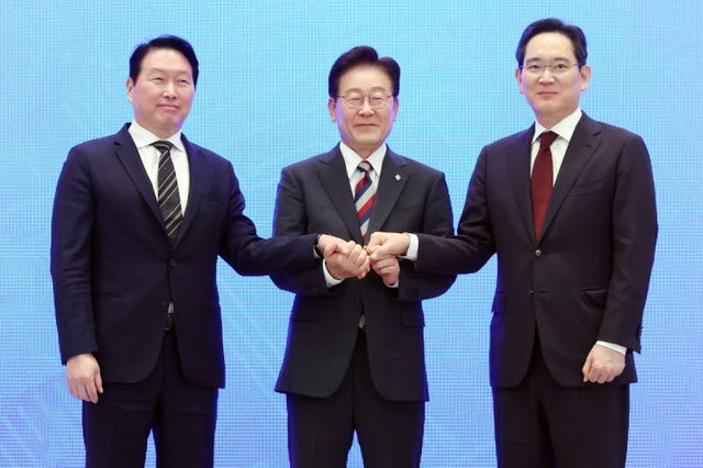 이재명 대통령(왼쪽 두번째)과 이재용 삼성전자 회장(왼쪽 첫번째), 최태원 SK그룹 회장이 29일 청와대에서 열린 3대 메가프로젝트 국민보고회에서 기업 투자계획 발표 후 손을 잡고 있다.(사진=연합뉴스)