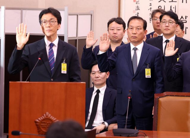 4월 14일 국회 '윤석열 정권 정치검찰 조작기소 의혹 사건 진상규명' 국정조사특별위원회에서 열린 쌍방울 대북 송금 사건 관련 청문회에서 사건을 수사했던 박상용 검사가 증인선서를 거부하고 있다.(사진=노진환 기자)
