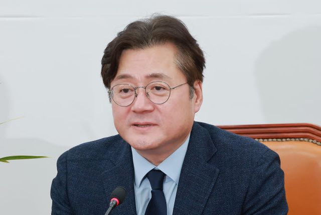 홍익표 청와대 정무수석이 지난달 7일 국회에서 연임에 성공한 더불어민주당 한병도 원내대표를 만나 인사말하고 있다.(사진=연합뉴스)