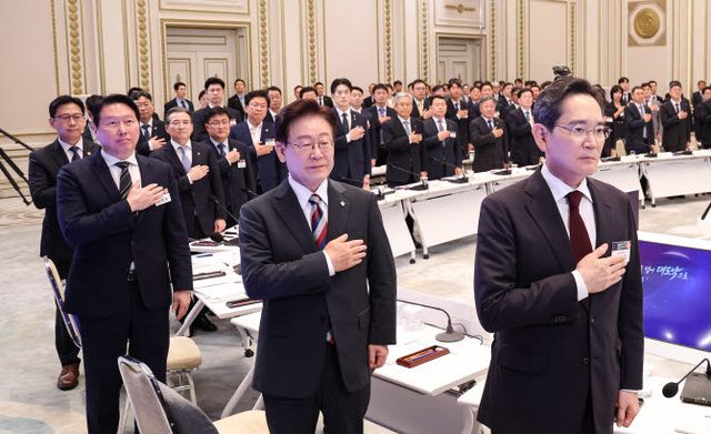 이재명 대통령이 29일 청와대에서 열린 3대 메가프로젝트 국민보고회에서 국민의례를 하고 있다.(오른쪽부터) 이재용 삼성전자 회장, 이 대통령, 최태원 SK그룹 회장.(사진=연합뉴스)
