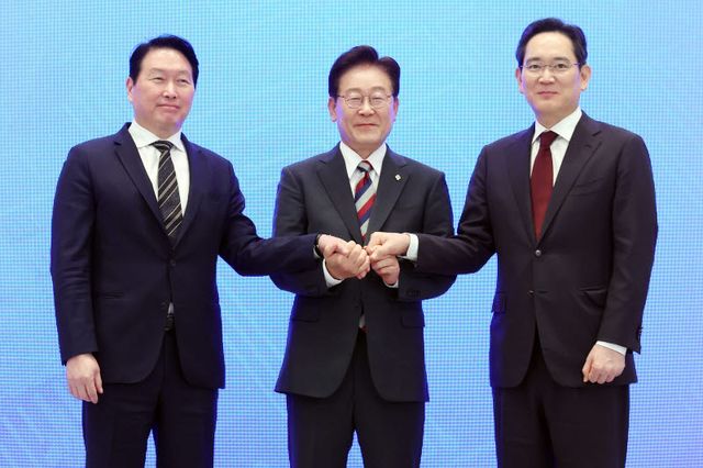 이재명 대통령과 이재용 삼성전자 회장, 최태원 SK그룹 회장이 29일 청와대에서 열린 3대 메가프로젝트 국민보고회에서 기업 투자계획 발표 후 손을 잡고 있다. (사진=연합뉴스)